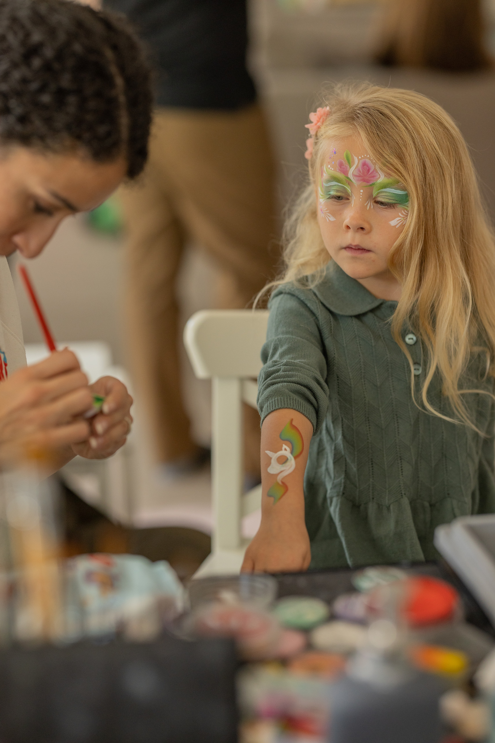 Professional face painter Mini Bildli painting at a children's event in Switzerland