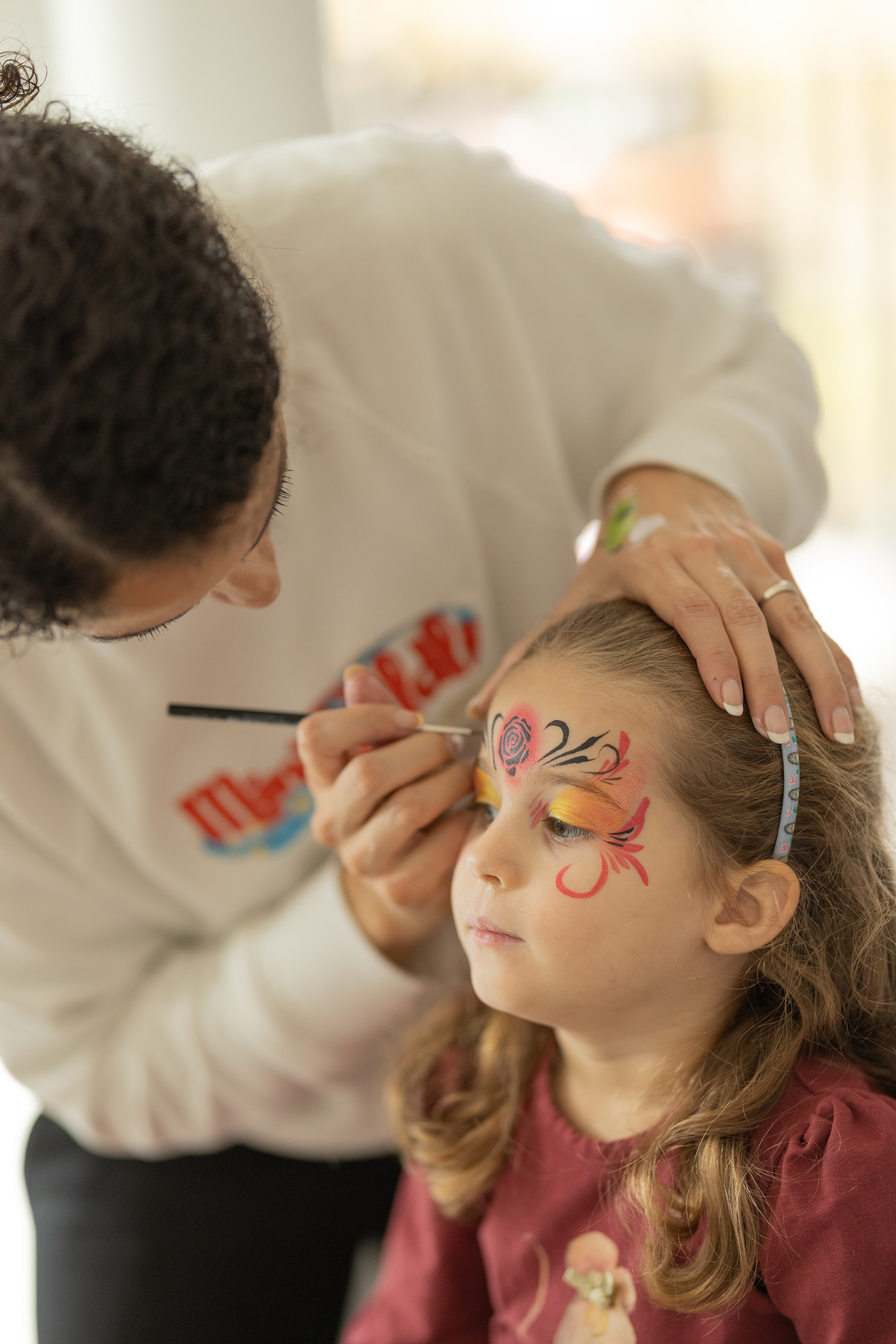 Kinder mit farbenfrohem Kinderschminken auf einem Geburtstagsfest in Zürich