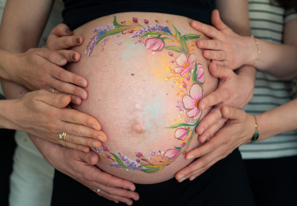 Baby party foto
Belly painting plus alle Freundinen 