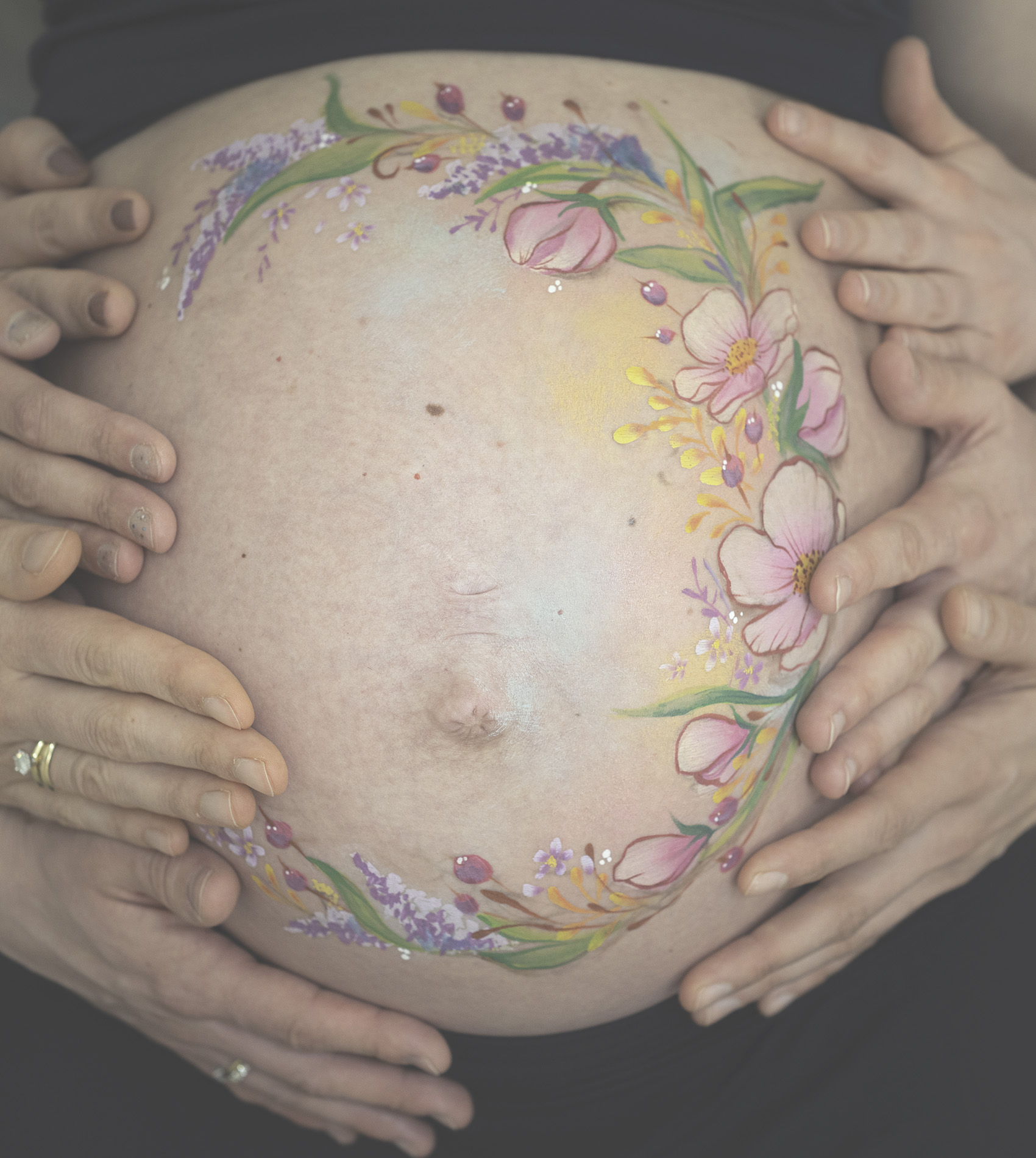 Belly painting package for Baby Shower in Zurich – unique gift idea for expecting moms in Switzerland