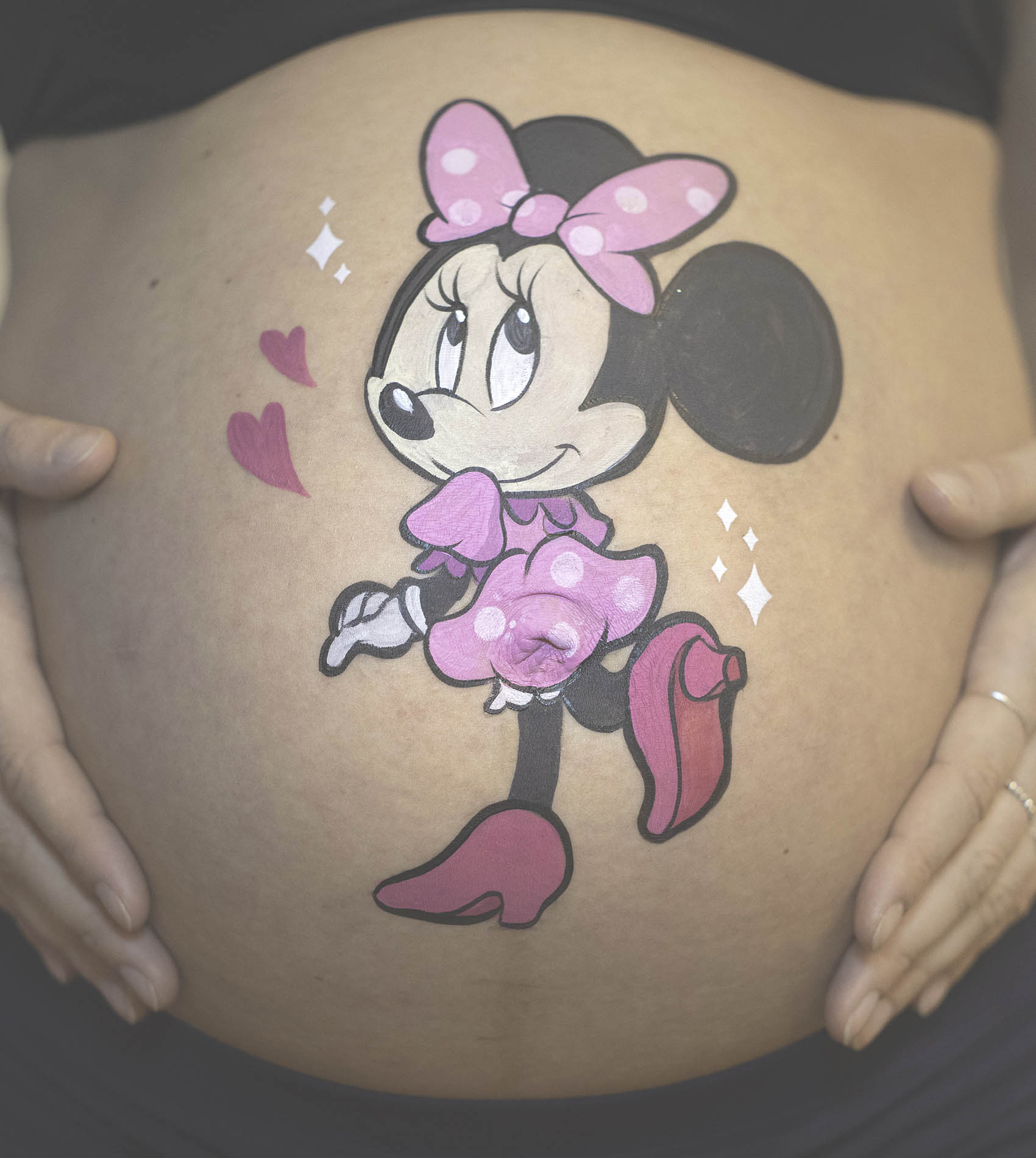 Schwangerschaftsfotos mit Babybauchkunst – kreative Idee für ein persönliches Geschenk in Zürich Maternity photos with belly art – creative gift idea for expecting moms in Zurich