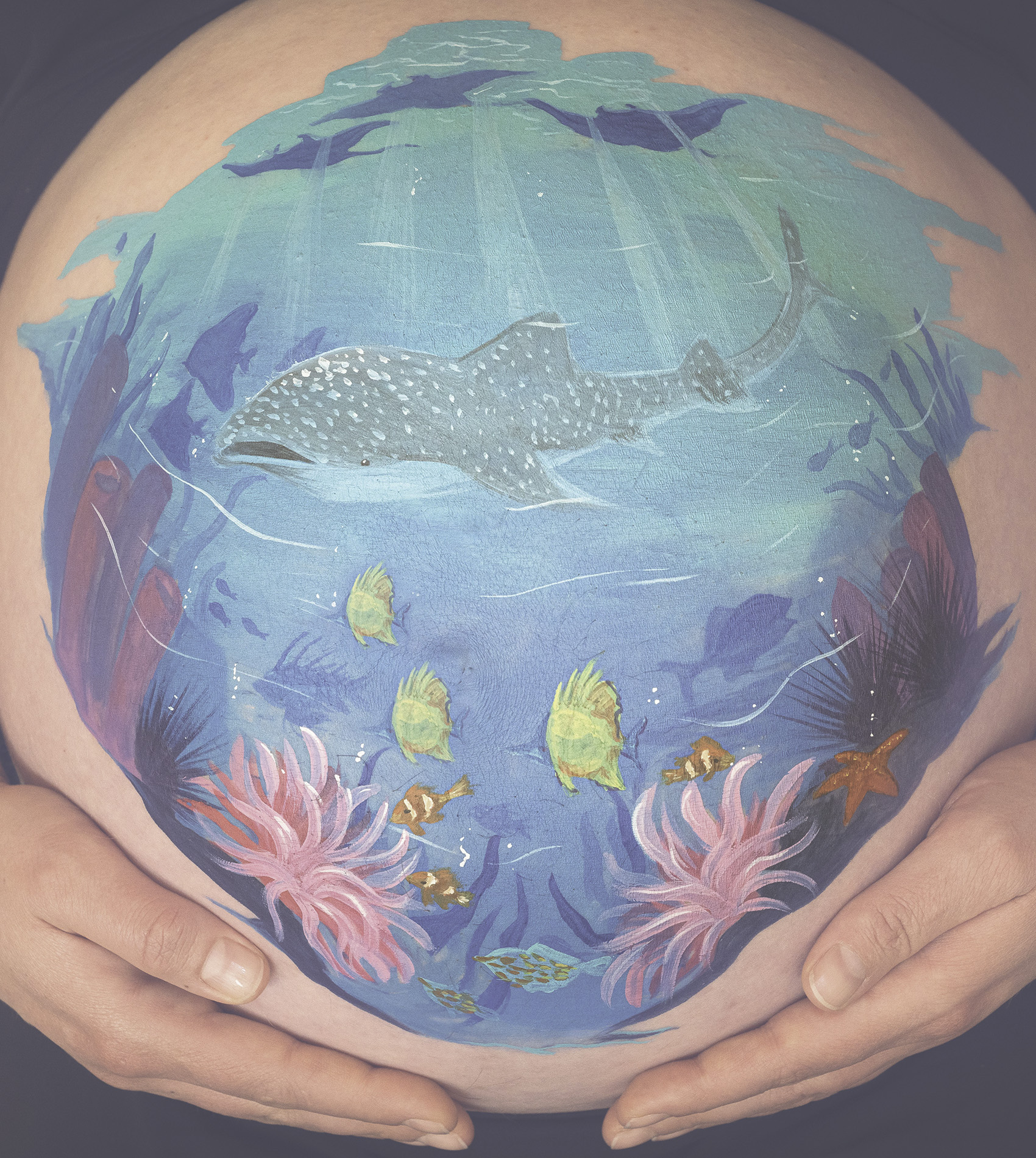 Unvergessliches Erinnerungsstück für Mütter – kreative Babybauchbemalung für Schwangerschaftsfotos in Zürich Unforgettable pregnancy memory – creative belly painting for maternity photoshoots in Zurich