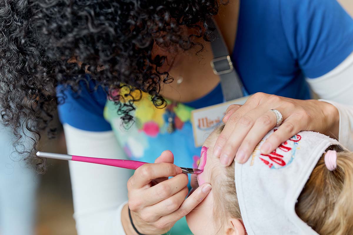 Porträt von Carla – professionelle Kinderschminken-Künstlerin aus Zürich mit Facepainting-Materialien.