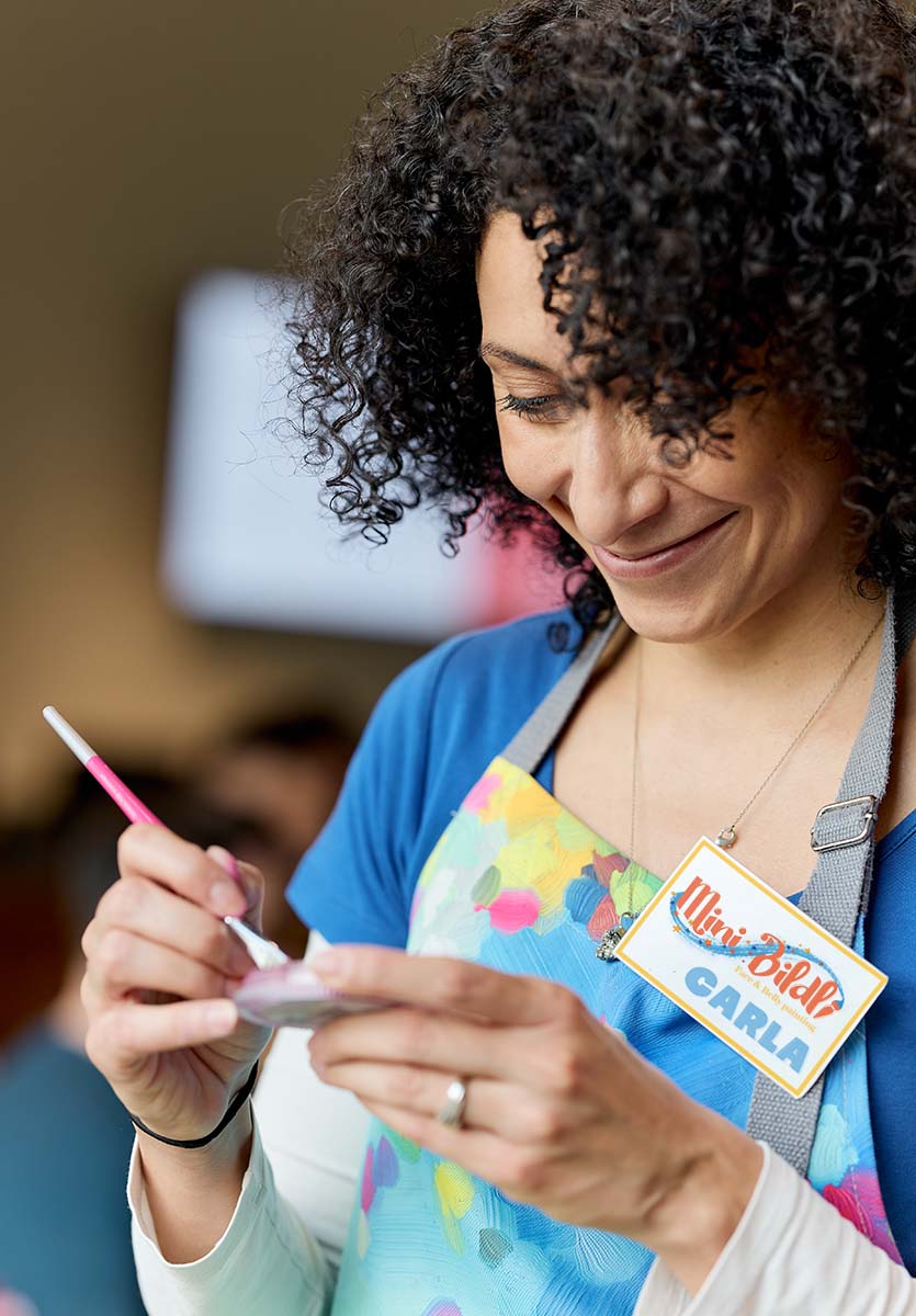 Carla beim Kinderschminken in Zürich – professionelle Facepainting-Künstlerin bei einem Kindergeburtstag