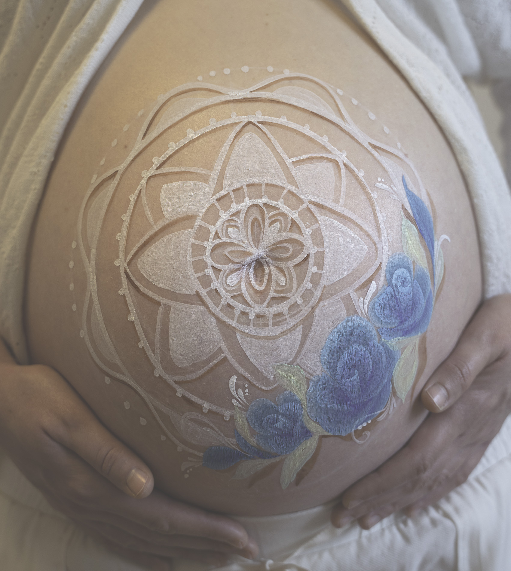 Einzigartiges Geschenk für werdende Mütter – Babybauchbemalung als besonderes Andenken in der Schweiz Unique gift for expecting mothers – belly painting as a special keepsake in Switzerland