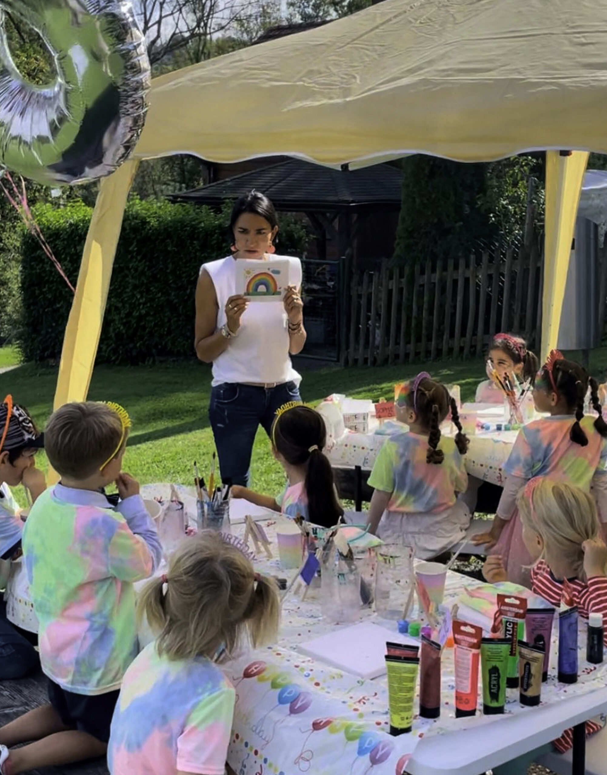 Jiovana begleitet eine Bastelstation mit Kindern bei einem Family Day in Zürich.